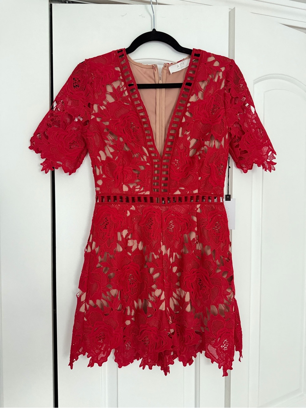 NWT Astr the Label Red Lace V-Neck Romper - Small - Picture 4 of 10